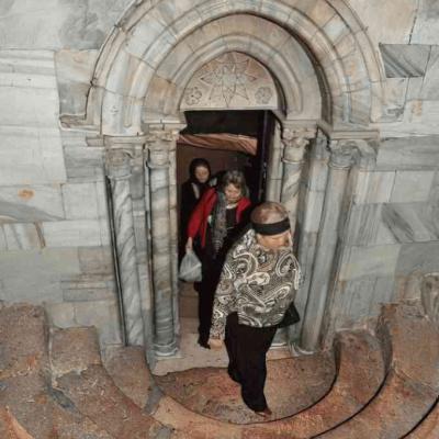 полость естественного происхождения