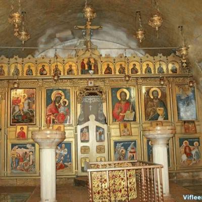 иконостас как правило благолепно украшается
