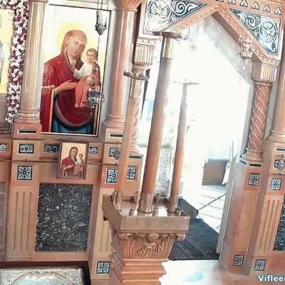высокий иконостас отделяющий алтарь от храмового помещения