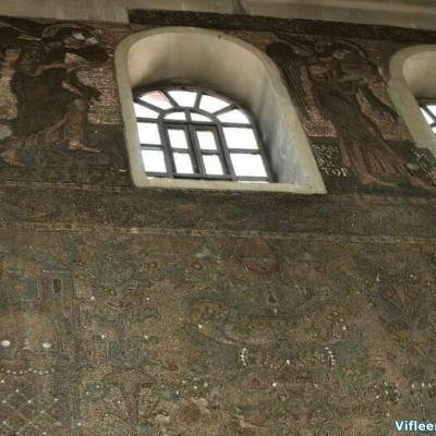 на стену наносились краской старинные рисунки