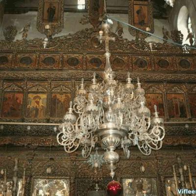 расположенные по ярусам иконы отображающими историю попечения Бога о человеке