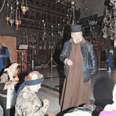 служитель культа православной церкви, по сану средний между дьяконом и епископом